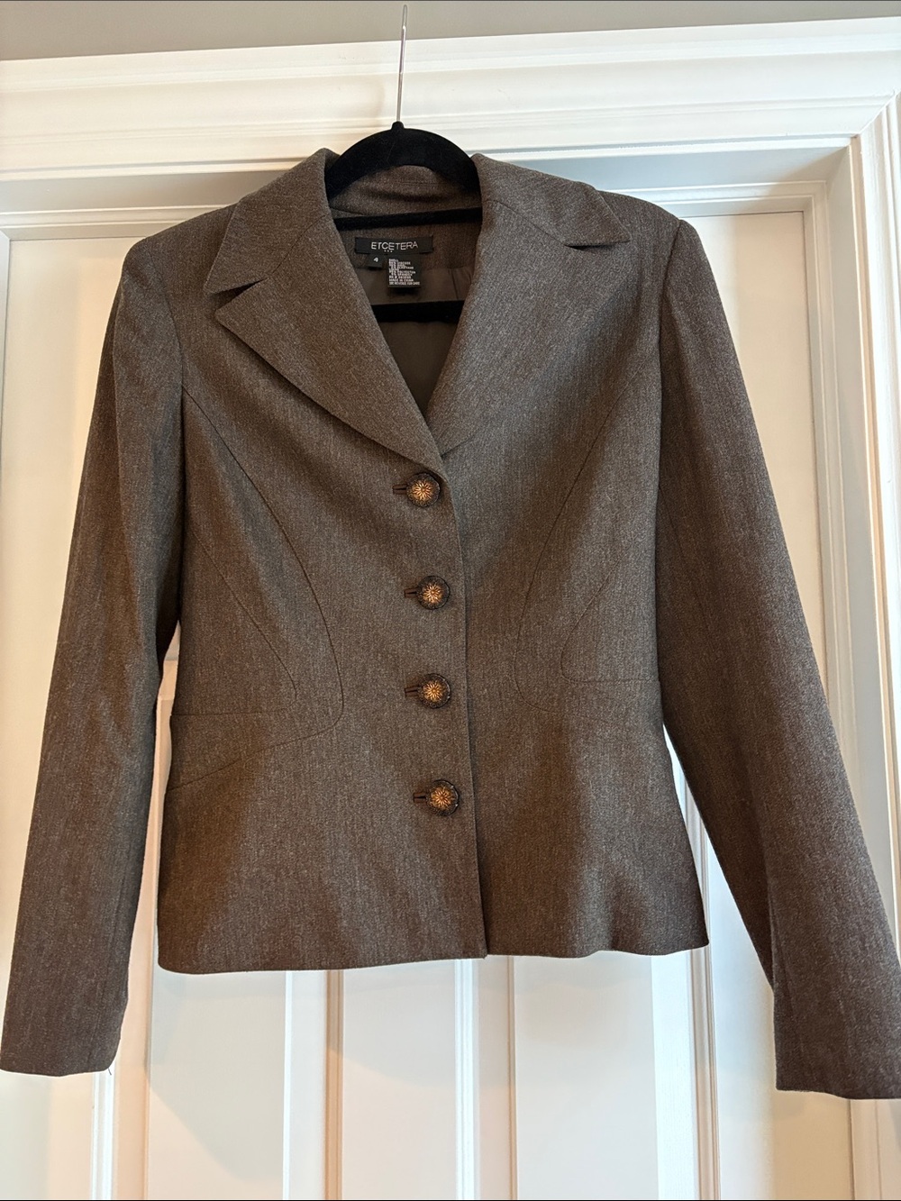 All about the stitching and buttons! Heathered BrownTailored Blazer size 4
